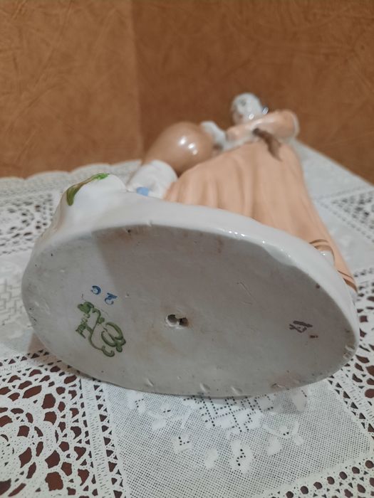 Фарфоровая статуэтка "Ануш" (Девушка с кувшином) из серии "Советский ф