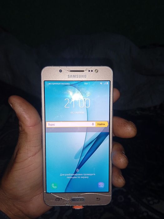 Samsung J5 ekrani ishlaydi ustidagi oynasi singan