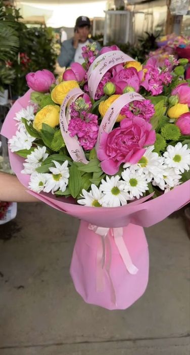 Pionavidniy gullar lola atirgul buket oq qizil atirgul