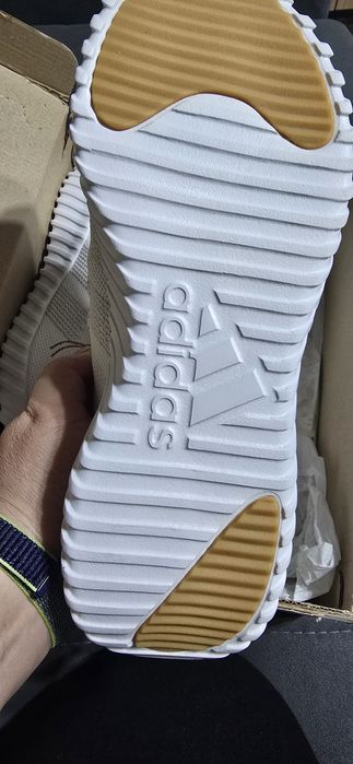 Кроссовки  белые от Адидас.