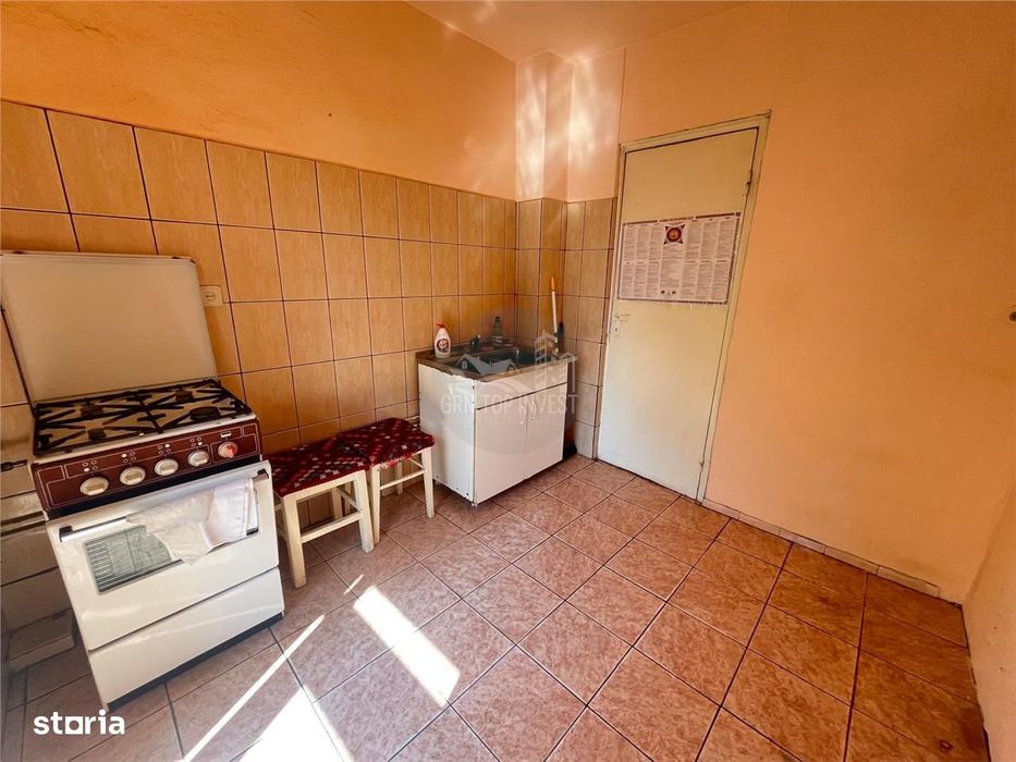 Apartament 2 camere decomandat balcon pivnita zona Vasile Aaron
