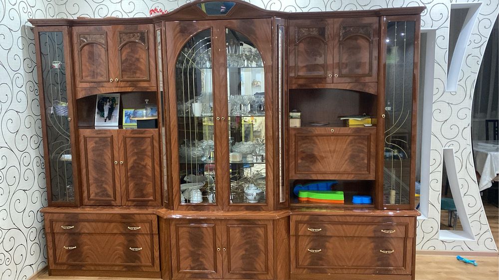 Продам сервант (буфет, стенка, горка)