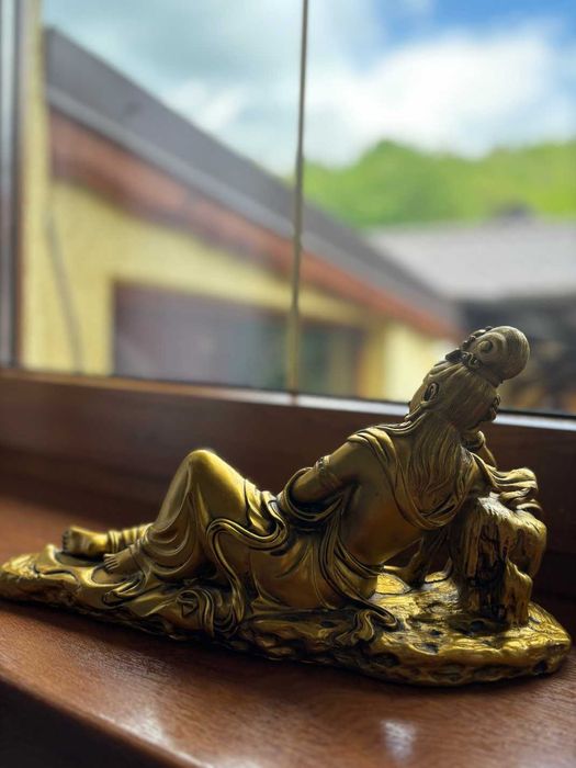 Statuetă Guanyin/Buddha feminin/rășină aurie/17cm×30,5cm.