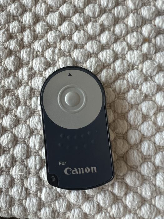 Vand Canon DSLR 600D cu ceva accesorii