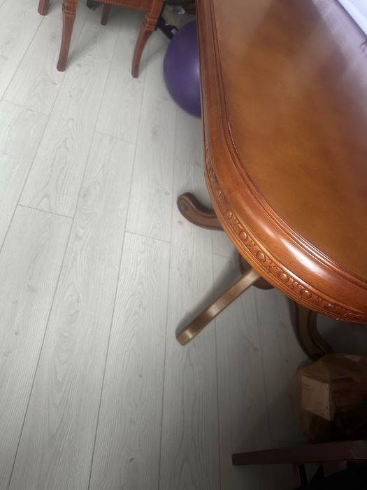 Продам стол для гостиной