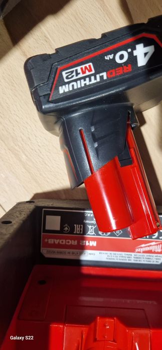 Bosch , Milwaukee boxa de șantier pe acumulator