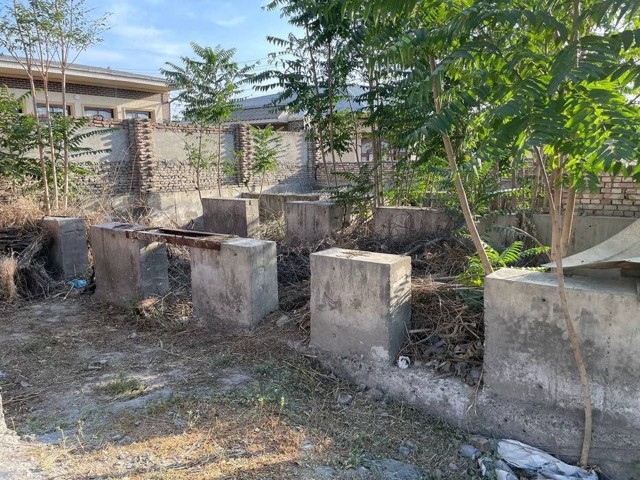 Фаробий бозор оркасида битмаган участка сотилади