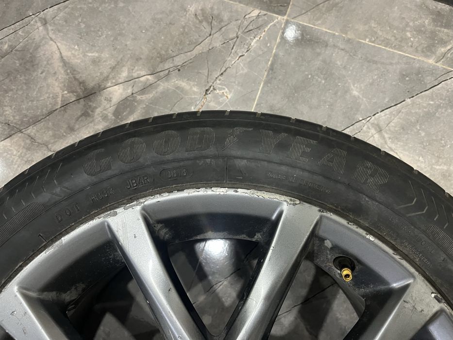 Продам r17 диск с резиной от Lexus