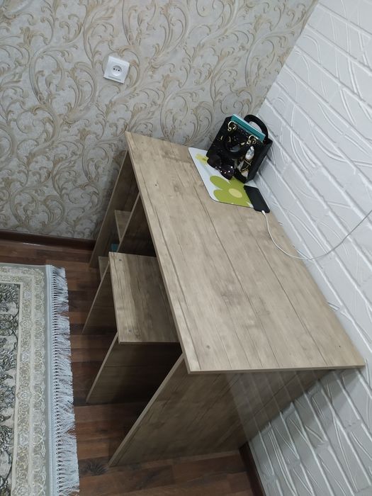 Деловой столь с табуреткой