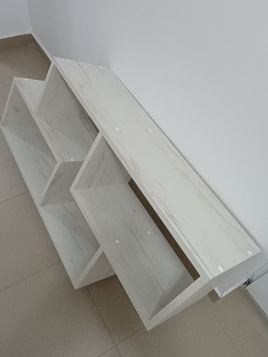 Продавам Нова етажерка за стена с размери дължина 1 м./височина 47см. и дълбочина -22 см.