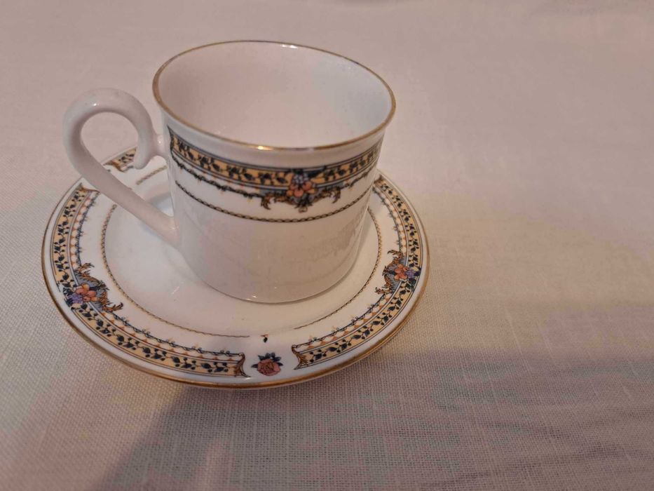 Продавам, нов сервиз от порцеланови чаши и чинии за кафе!