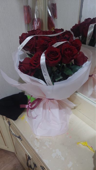 красивые, свежие 25 роз