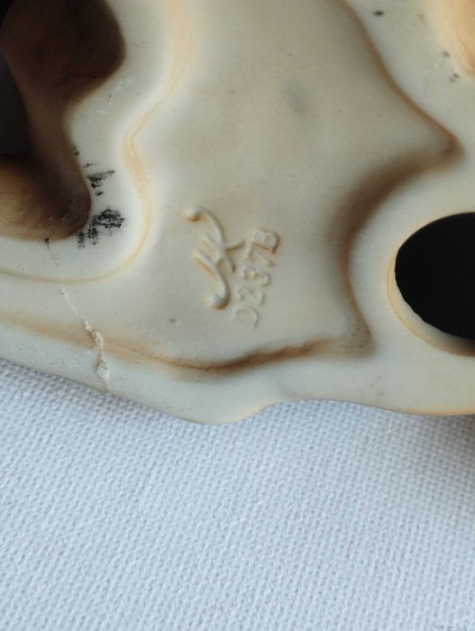 Винтидж фигура на игриво кученце лабрадор