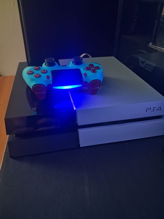 Vând consolă PS4 cu controller