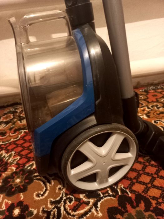 Продам пылесос синего цвета