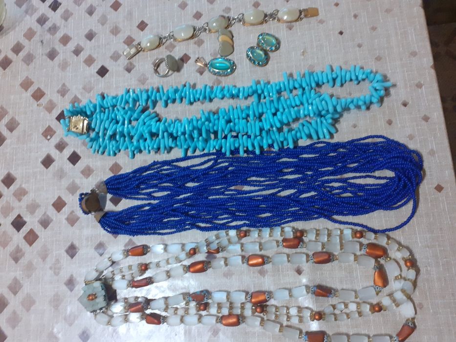 Бижутерия.  Гривна с хубави  камъни. Висулка с камък. И брожка.Има и о