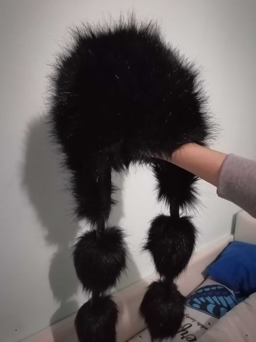 Caciula blana artificiala dama  noua