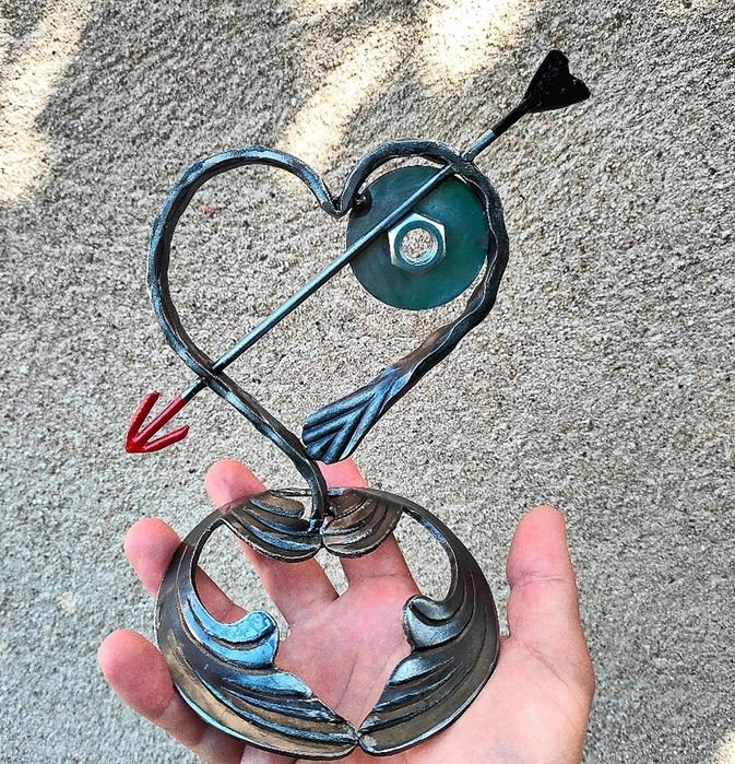 Сърце от рециклирани метални части, различни видове сти