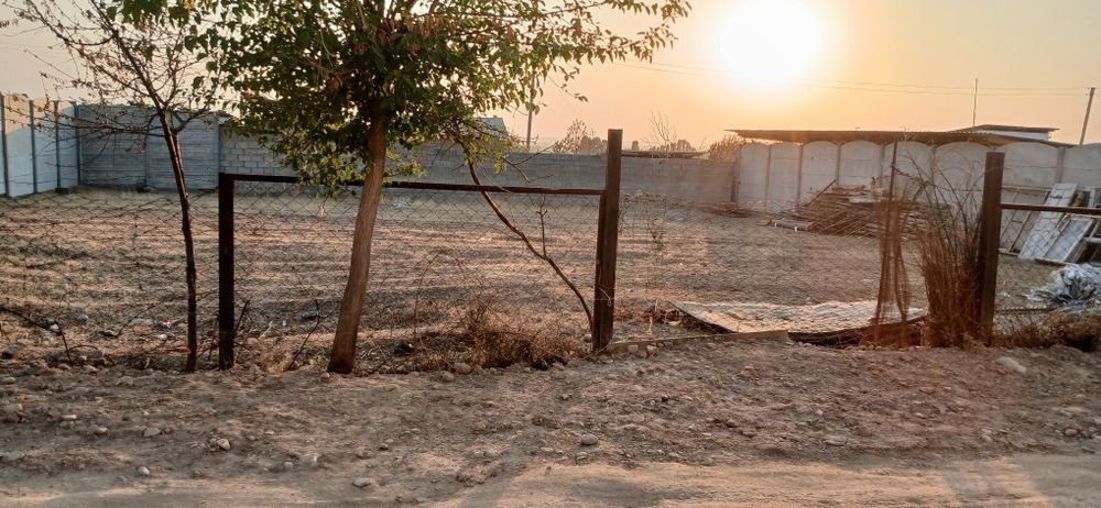 Йер сотилади 3 томондан девор билан уралган