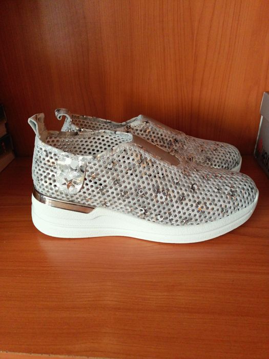 Кроссовки женские