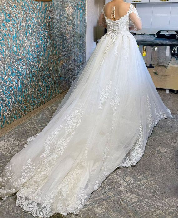 Свадебное платье со шлейфом