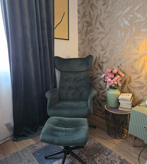 Fotoliu catifea verde cu taburet