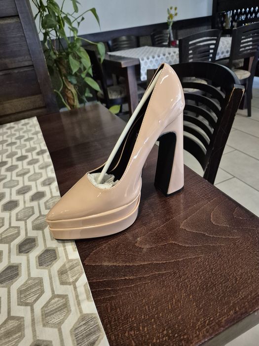 Стилни обувки на ток