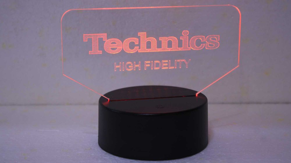 Firma/sigla luminoasa Technics.