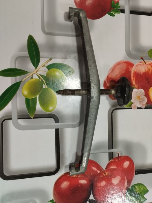 Скоба с винтом для сковороды цыплята табака