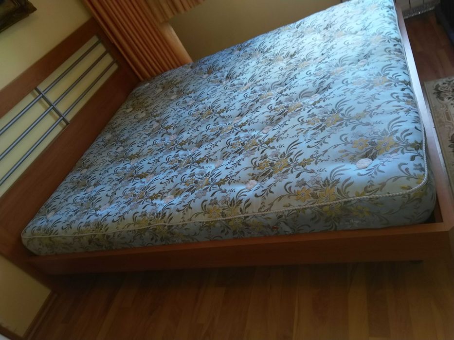 Vând pat de dormitor cu saltea.