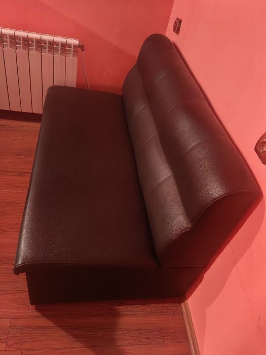 Кожен черен диван