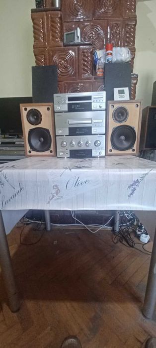 Amplificator Universum cu boxe , functioneaza foarte bine .Bonus cd ,,si caset deck .
