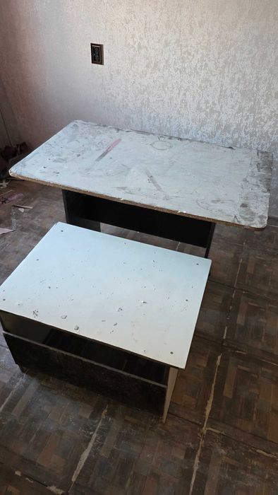 Продам два б/у стола