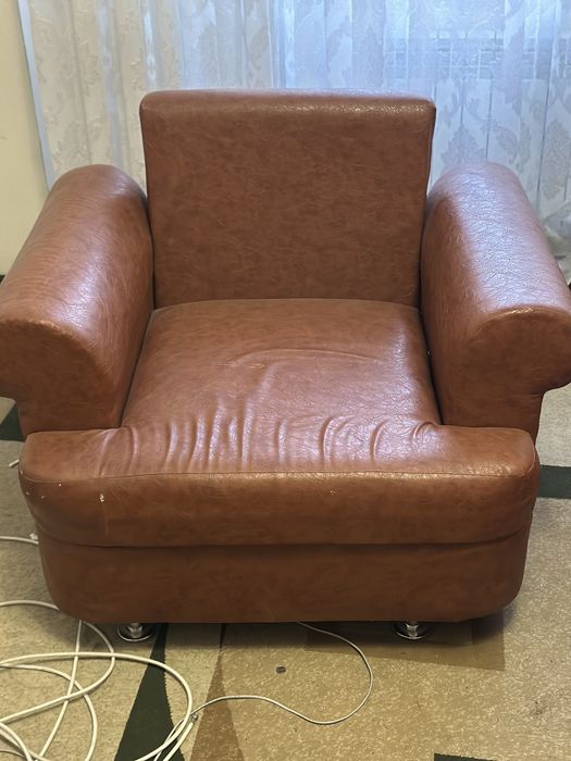 Отдам бесплатно диван и 2 кресла