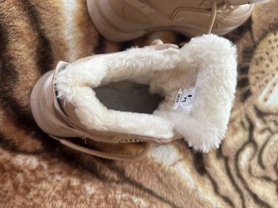 НОВИ Боти с пух,номер 36