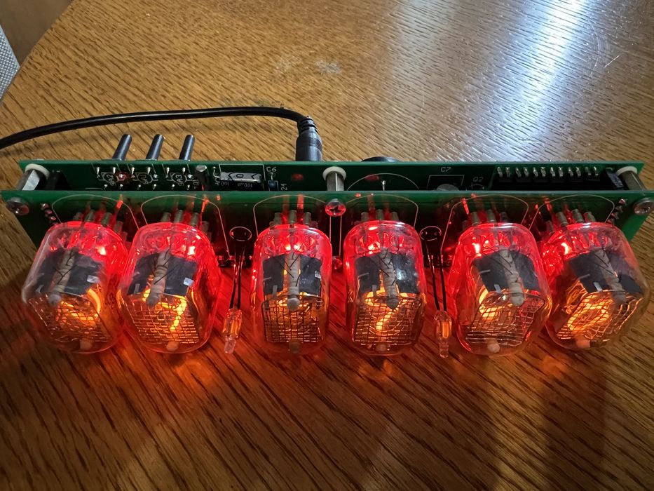 Продам часы на лампах