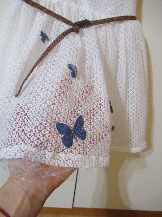 Елегантна бяла рокля с пеперуди