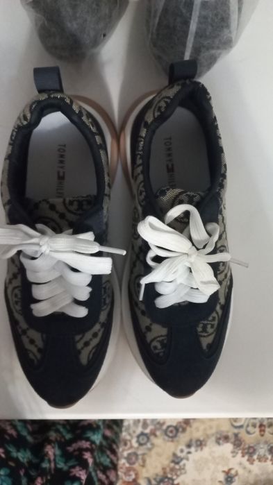 Продам кроссовки