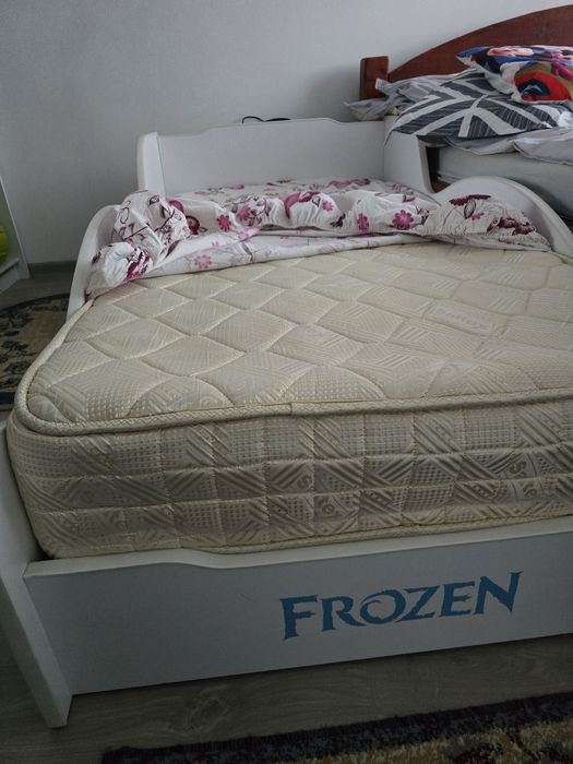 Pat Frozen pentru fetite.
