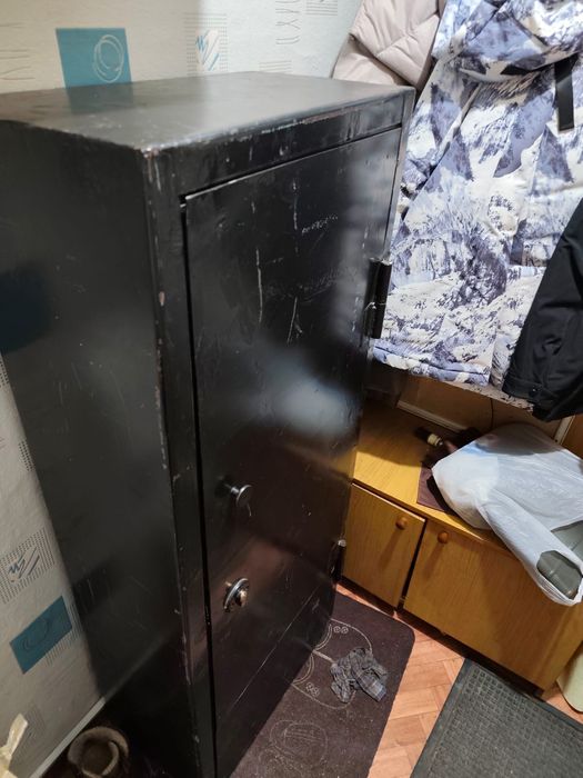 Закрытый черный сейф