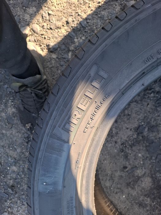 Vand 2 anvelope 235 55 18 pireli bune de vara