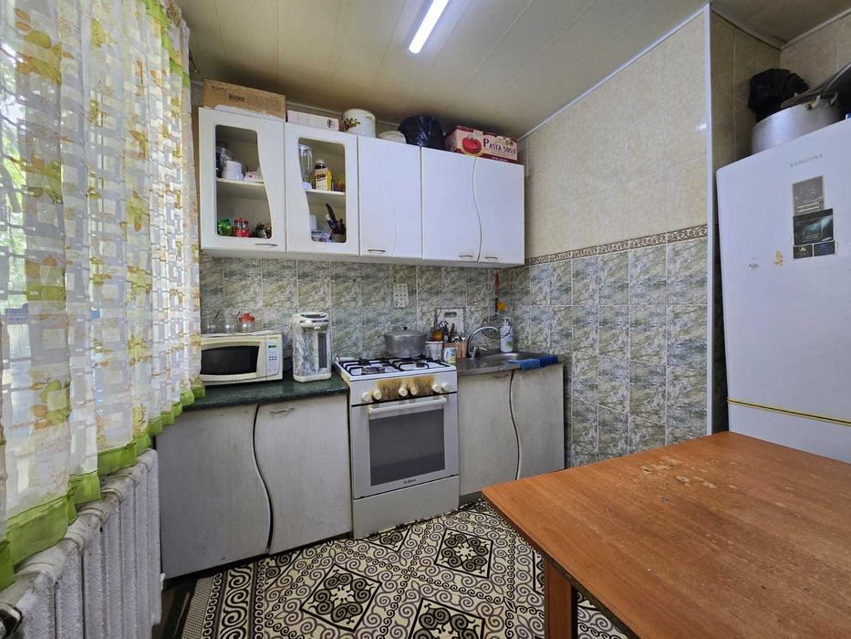 Продам 3х комн квадратн.коридор  в 6мкр