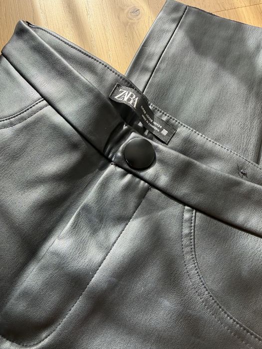 Vand pantaloni din piele Zara, marimea XS