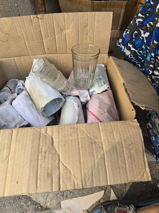 Тапчан  кровать .  посуда разная