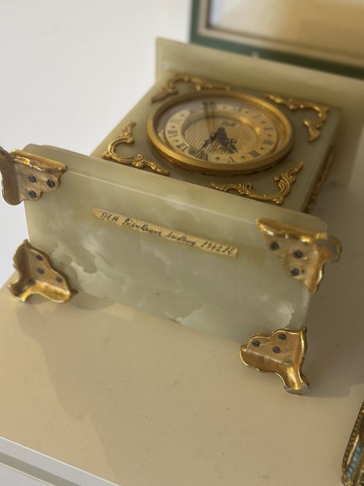 Ceas vechi din onyx verde