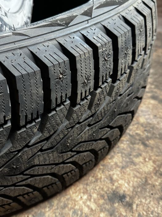 Продам зимние шины на шипах 245/45R21