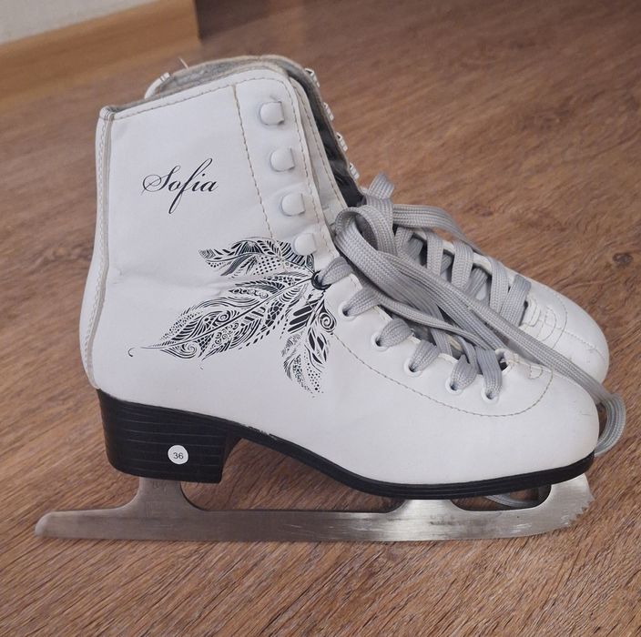 Коньки фигурные.