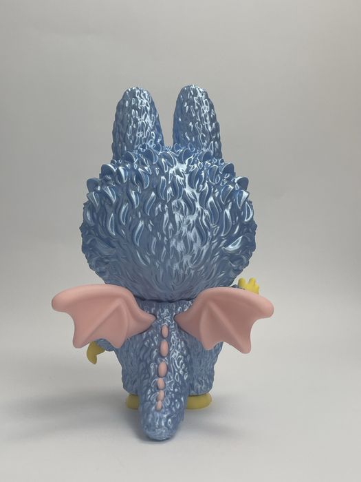 Лабубу с крила  ( Labubu)