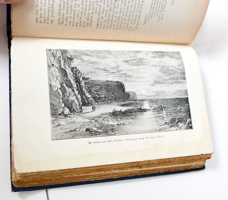 19 тома от произведенията на сър Уолтър Скот