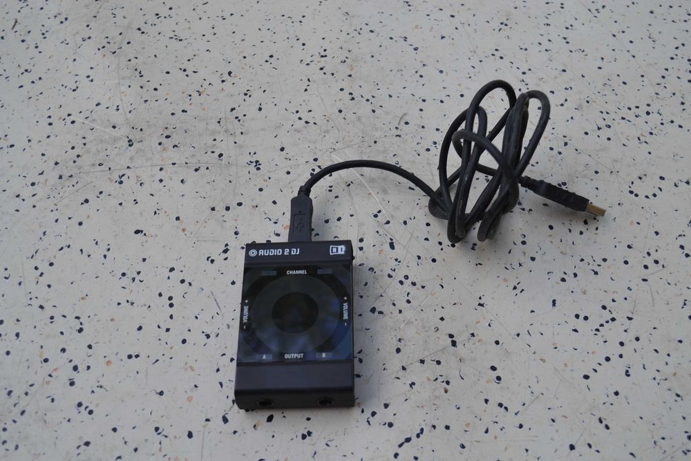 Placa Audio Native Instrument model Audio 2 DJ